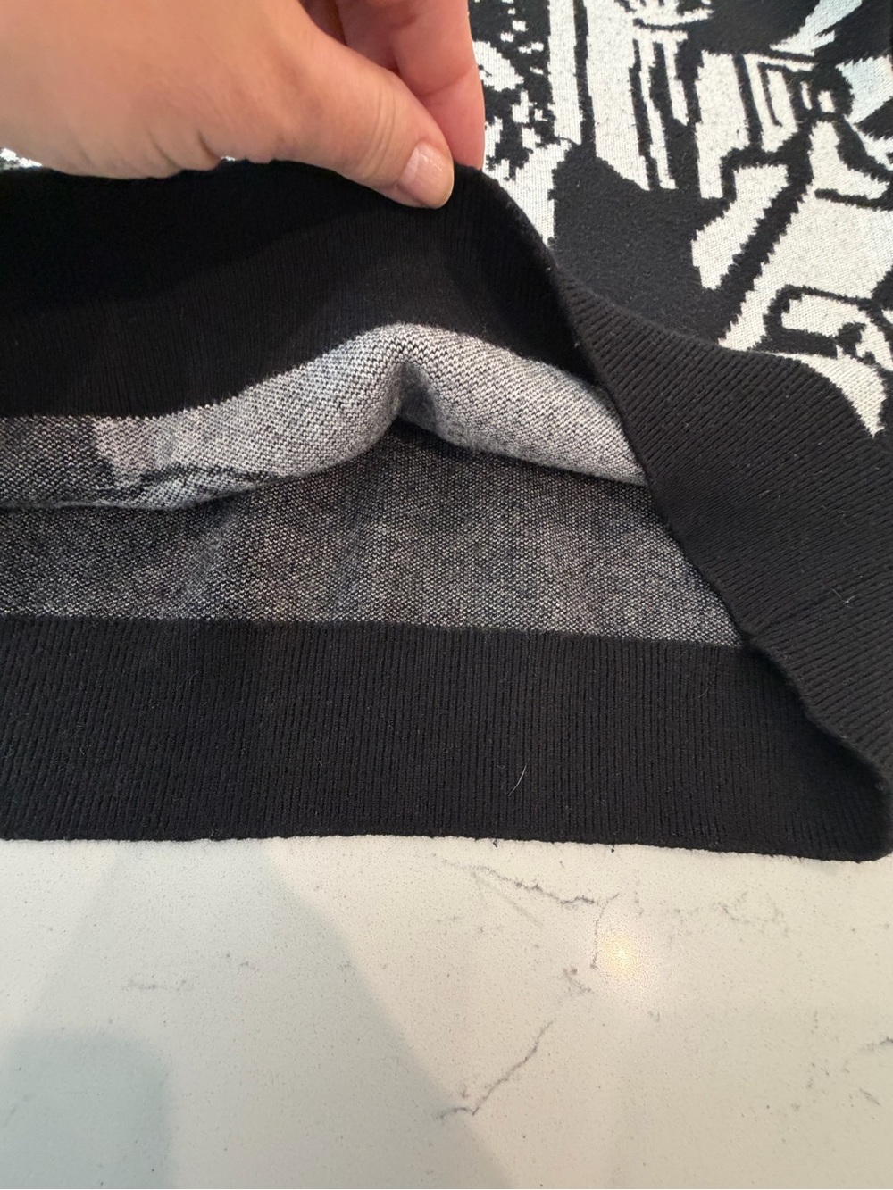 Black and White Graphic Crewneck Sweater - Unbranded - Picture 4 of 9
